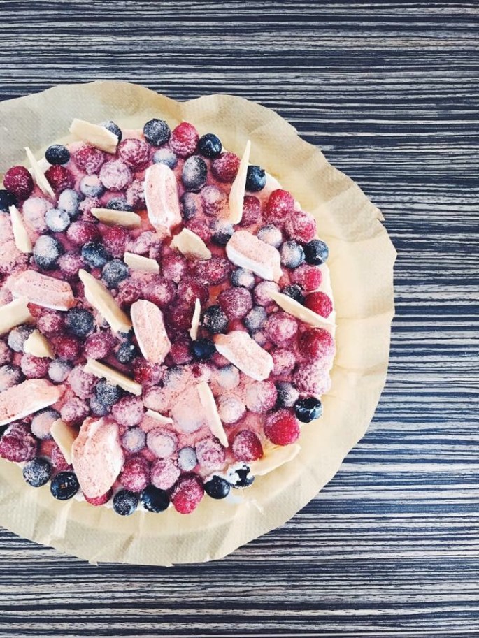 Kaastaart met frambozen, blauwe bessen, biscuit Rose de Reims en zachte&nbsp;karamel