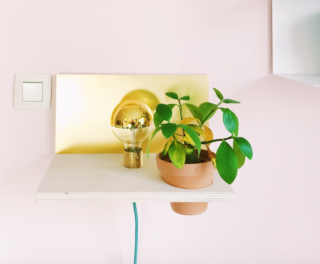 DIY • wandplankje met lamp en&nbsp;plantje